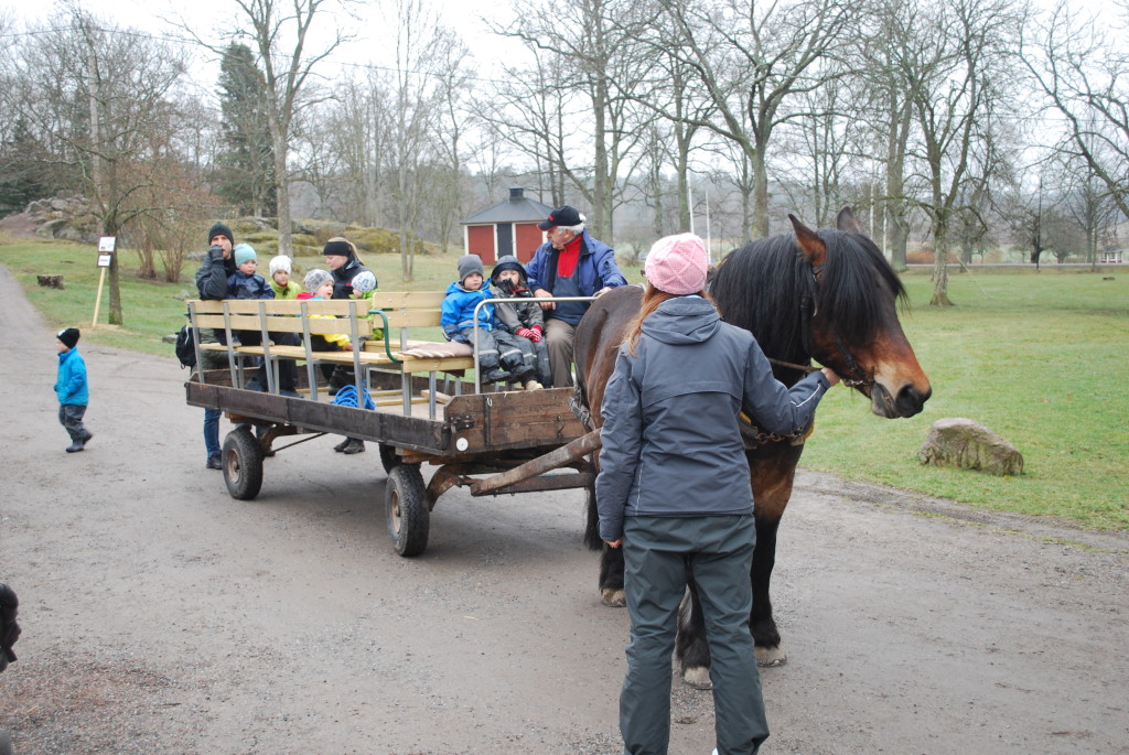Bild av häst med släpvagn för transport av barn