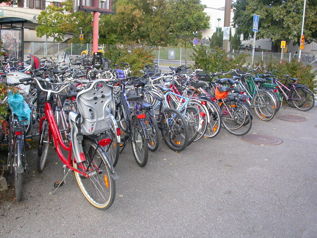 Cykelparkering Kallhälls centrum. Det behövs flera platser.